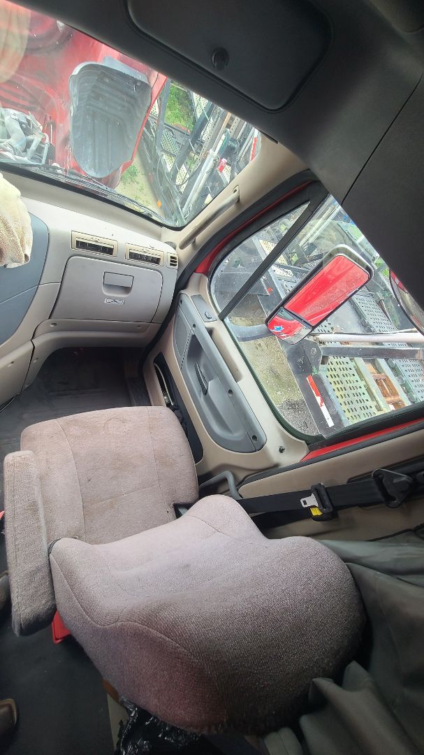 2012 FREIGHTLINER Cascadia - Image 13